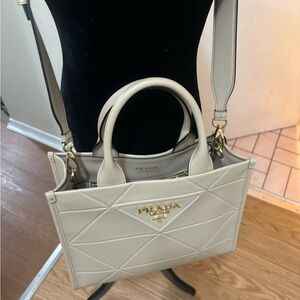 4️⃣5️⃣0️⃣0️⃣ Brand new authentic Prada bag